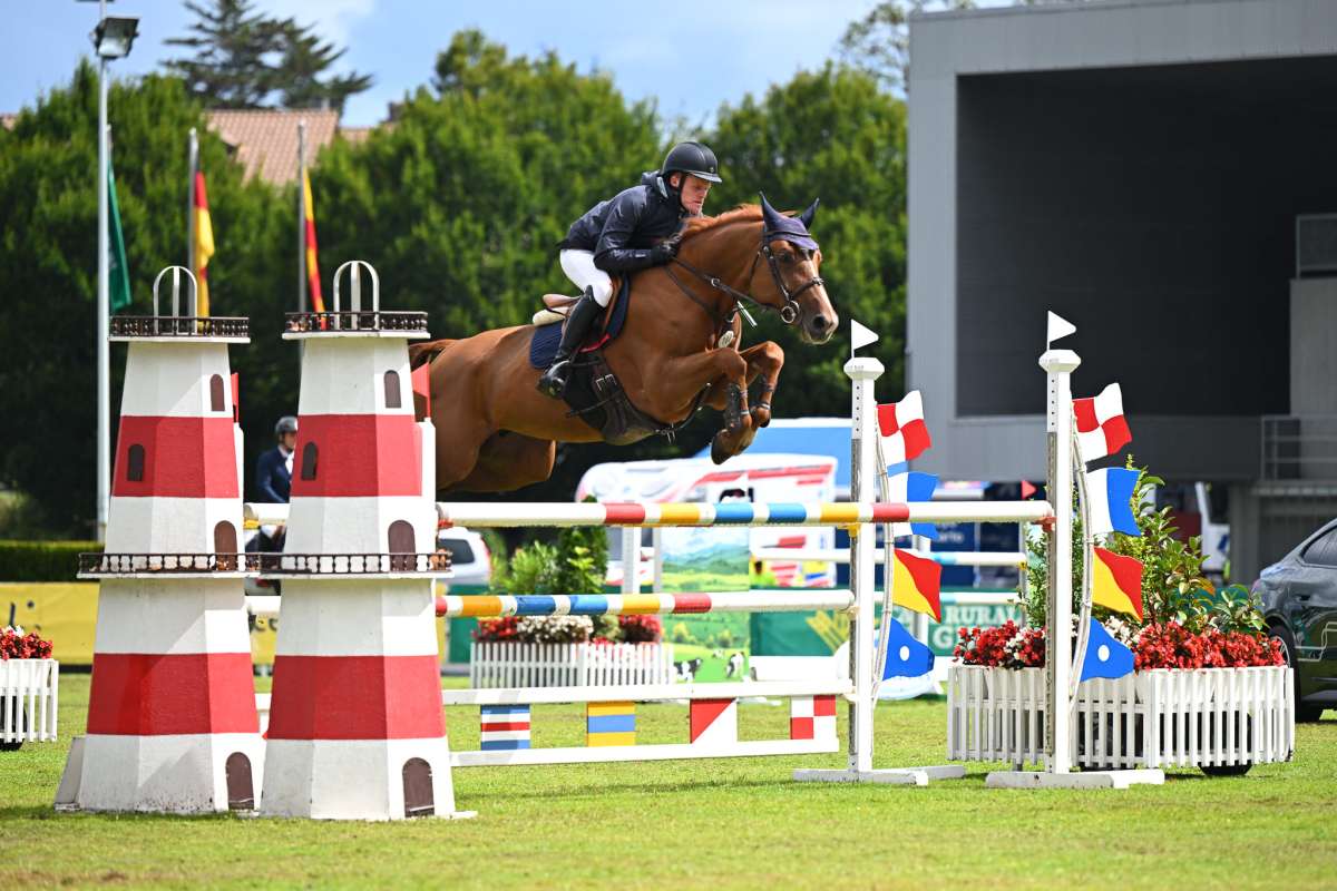 El britanico James Smith superando un obstaculo