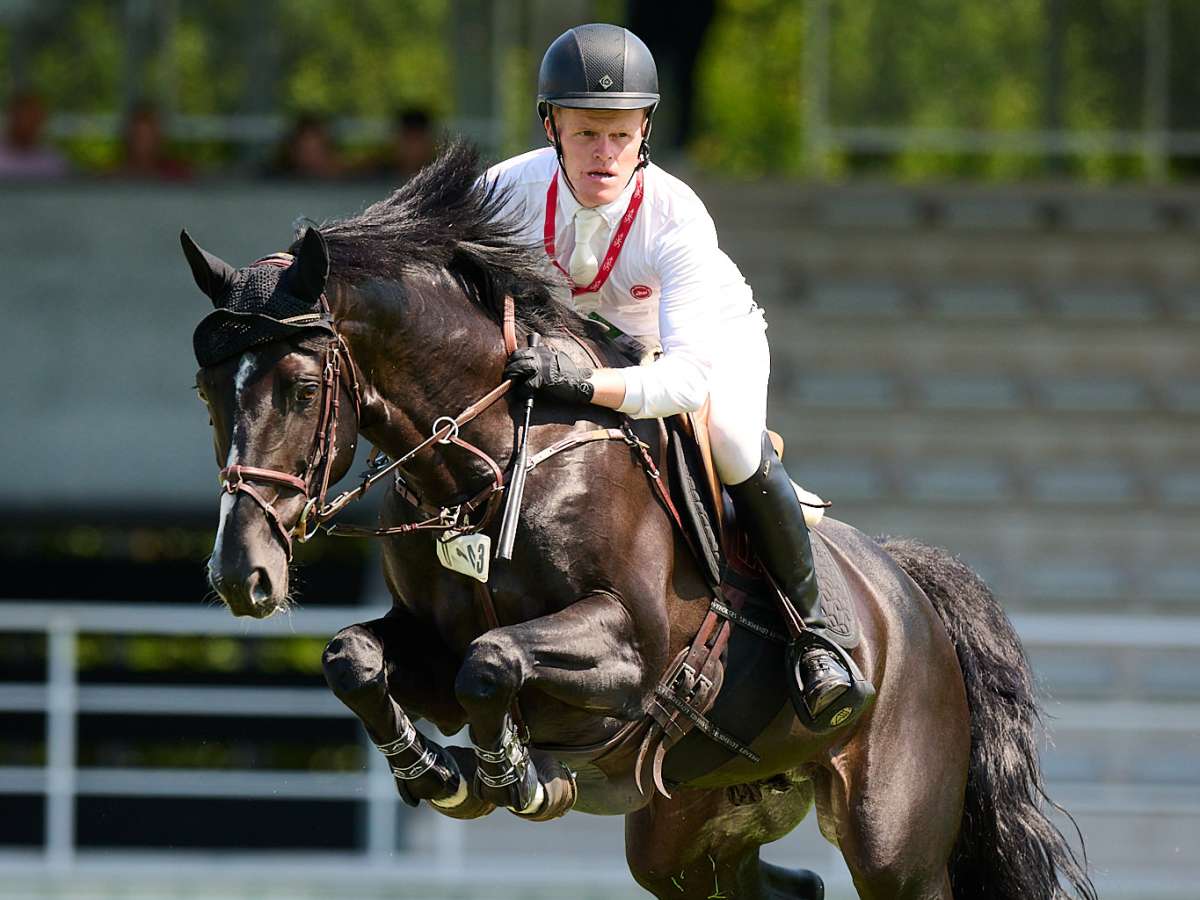 El británico James Smith superando un obstáculo