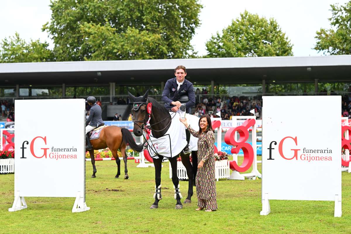 El britanico Whitaker en la ceremonia de premiacion