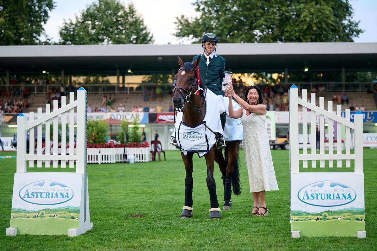 El jinete saudí recibiendo el trofeo de la prueba CLAS