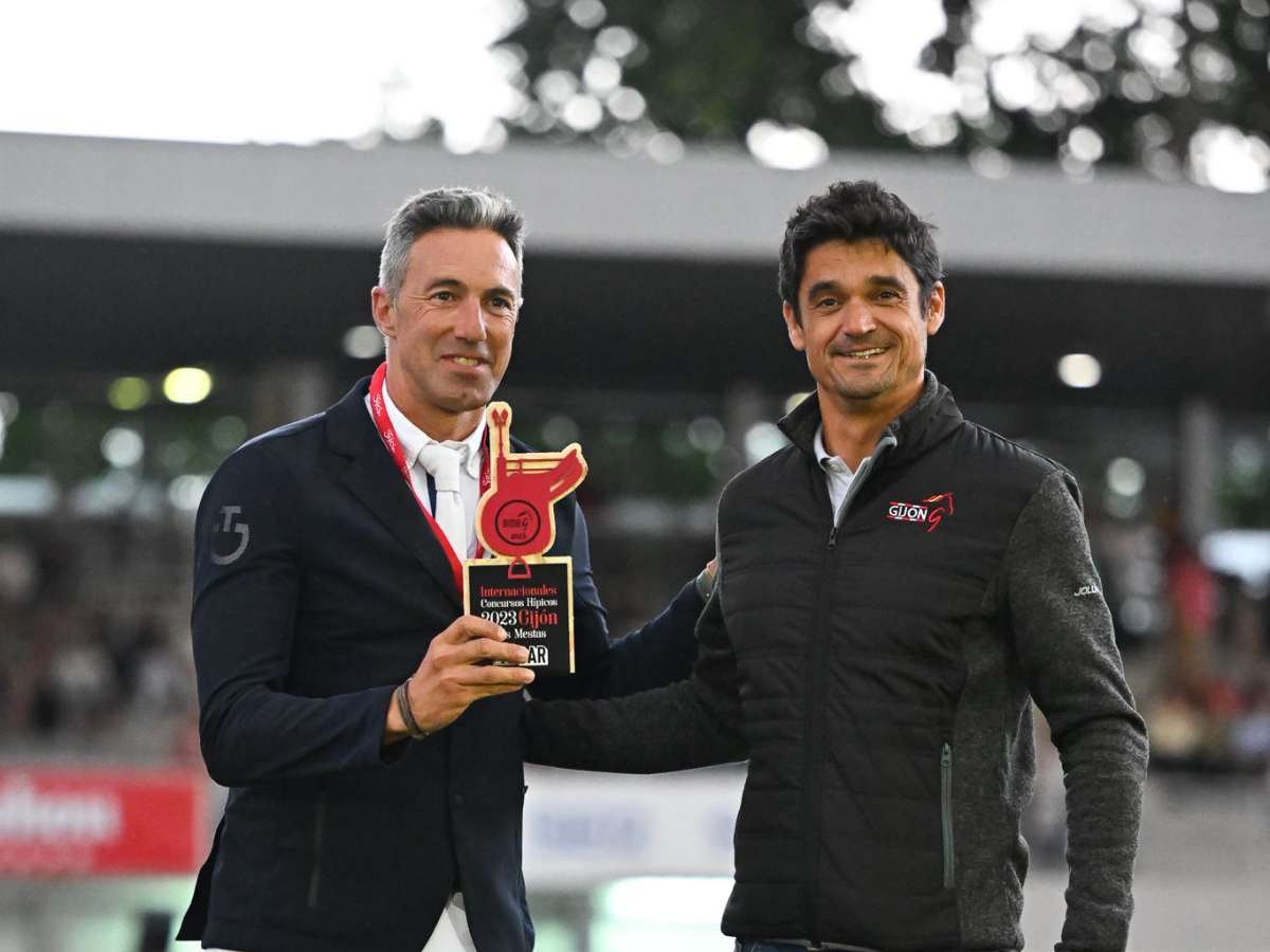 Gerardo Menendez recibe el trofeo Box Bar