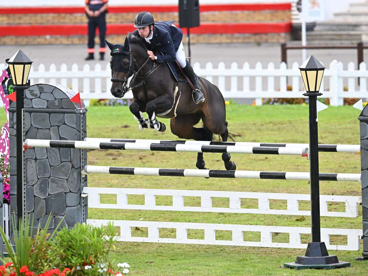 Jack Whitaker saltando un obstsculo