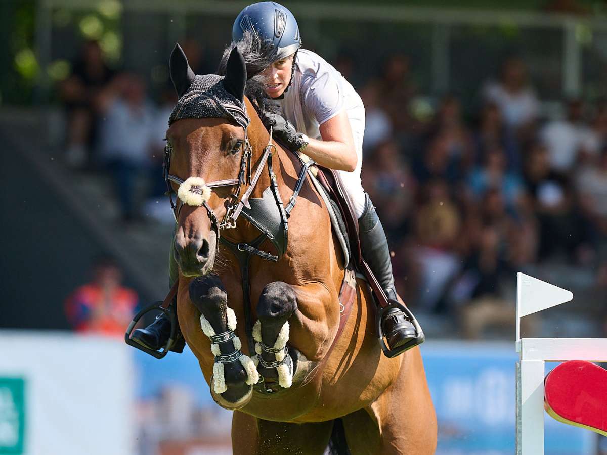 La ganadora saltando un obstáculo de la prueba