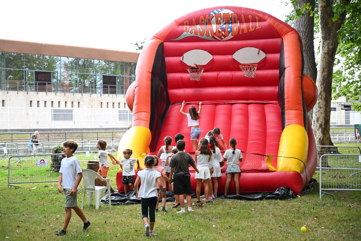 los mas pequeños disfrutan de los hinchables