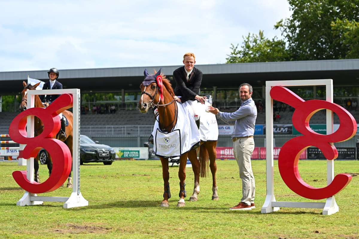 Smith recibirndo el trofeo de la prueba final del CSI YH