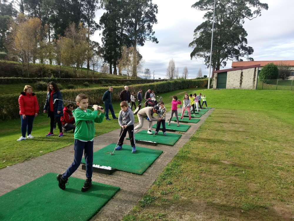 Niños aprendiendo a jugar al golf