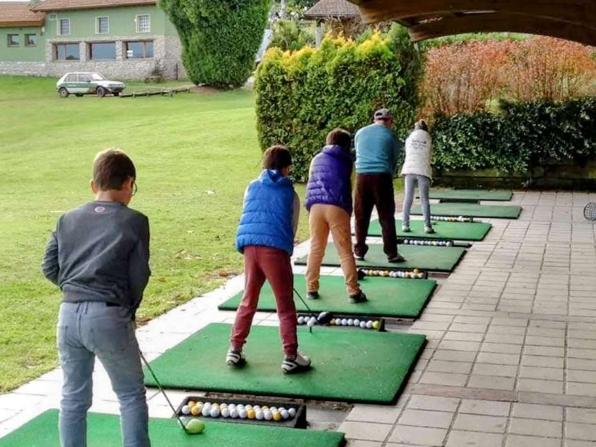 gente aprendiendo a jugar al golf