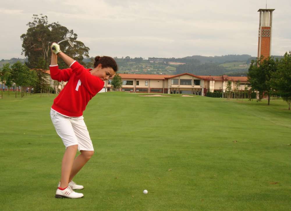 Chica jugando al golf