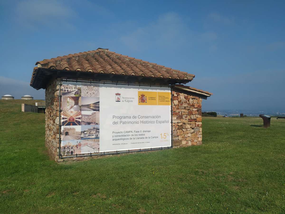 Cartel de inicio de las obras de la fase II del Proyecto Campa instalado en la Campa Torres