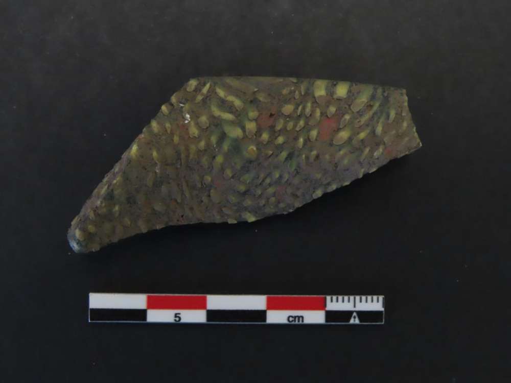 Imagen de un fragmento de vidrio mosaico descubierto durante las excavaciones de la fase II del Proyecto Campa