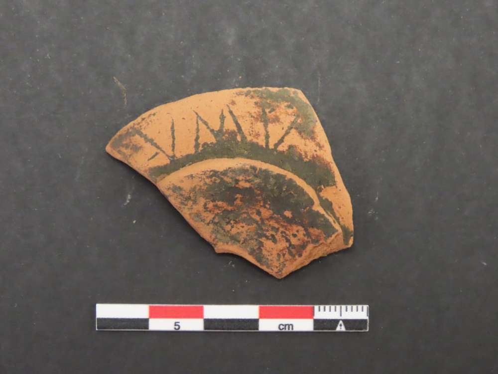 Fragmento de cerámica con inscripción descubierto durante las excavaciones de la fase II del Proyecto Campa