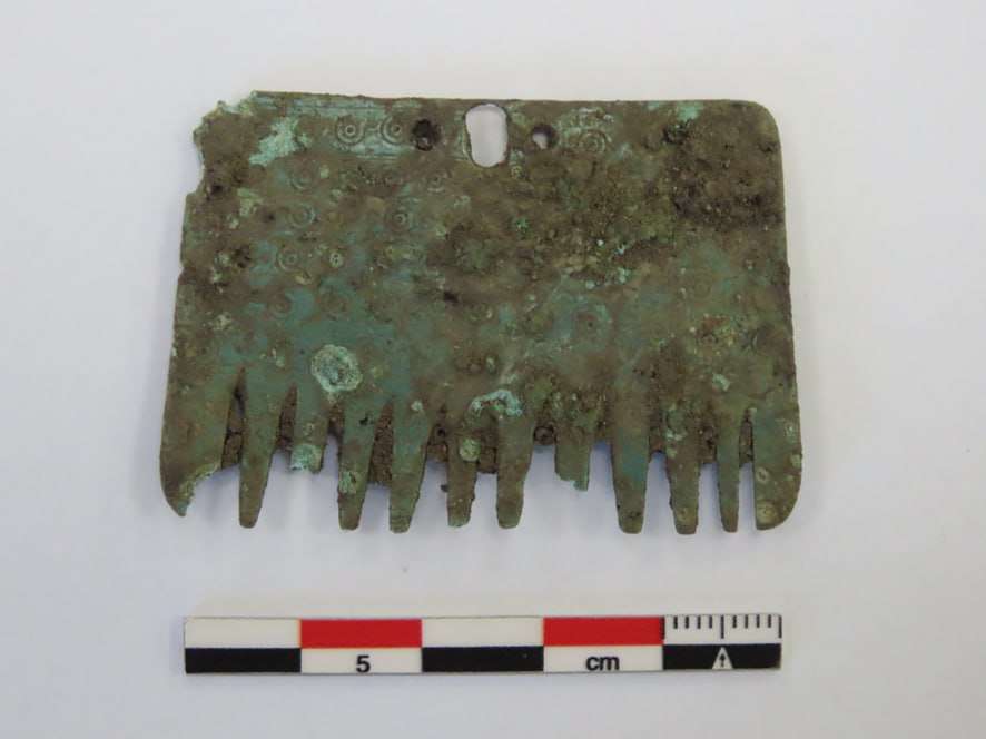 Peineta de bronce descubierta durante las excavaciones de la fase II del Proyecto Campa