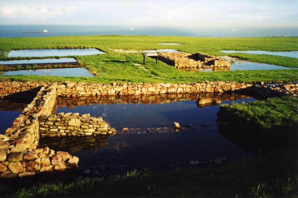 Fotografía de los restos arqueológicos de la Campa Torres inundados, previa la instalación del sistema de drenaje