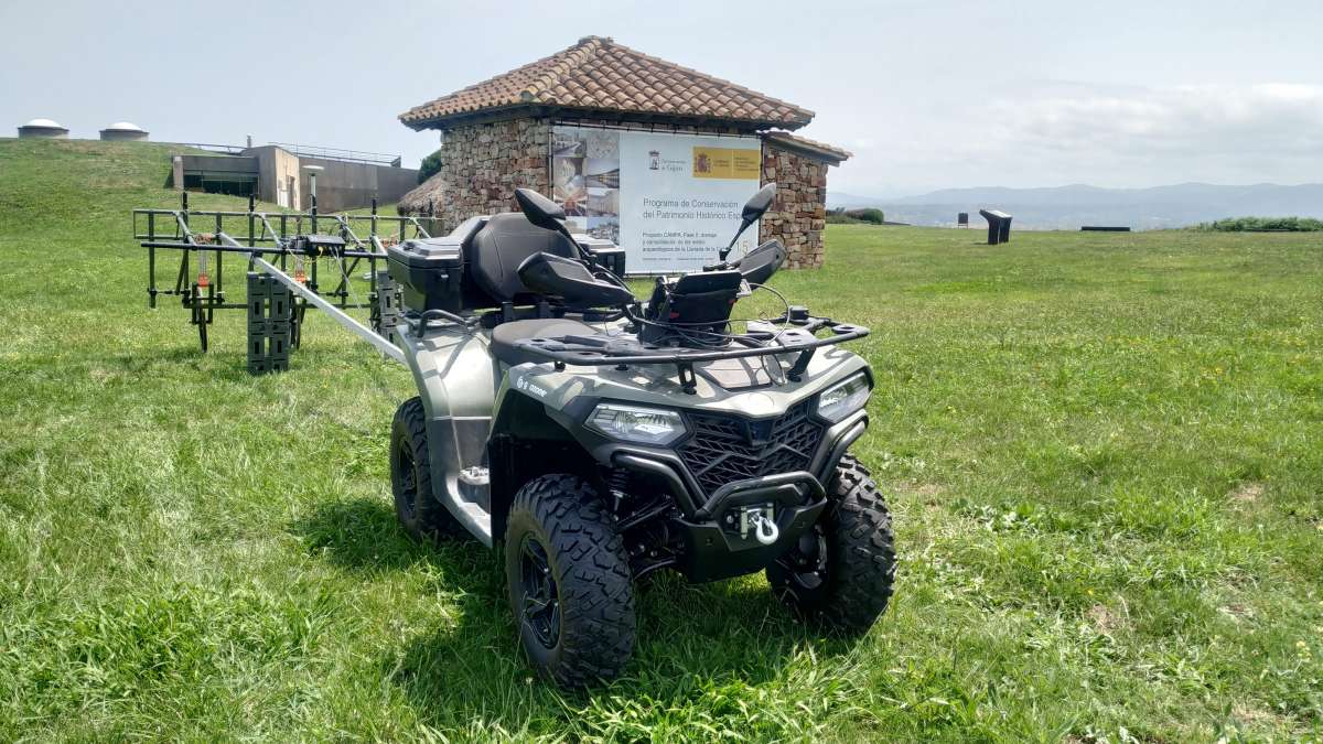 Fotografía de un georradar junto a la recreación de la casa romana en la Campa Torres