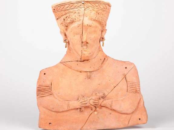 Terracota con escena sosteniendo un jabalí