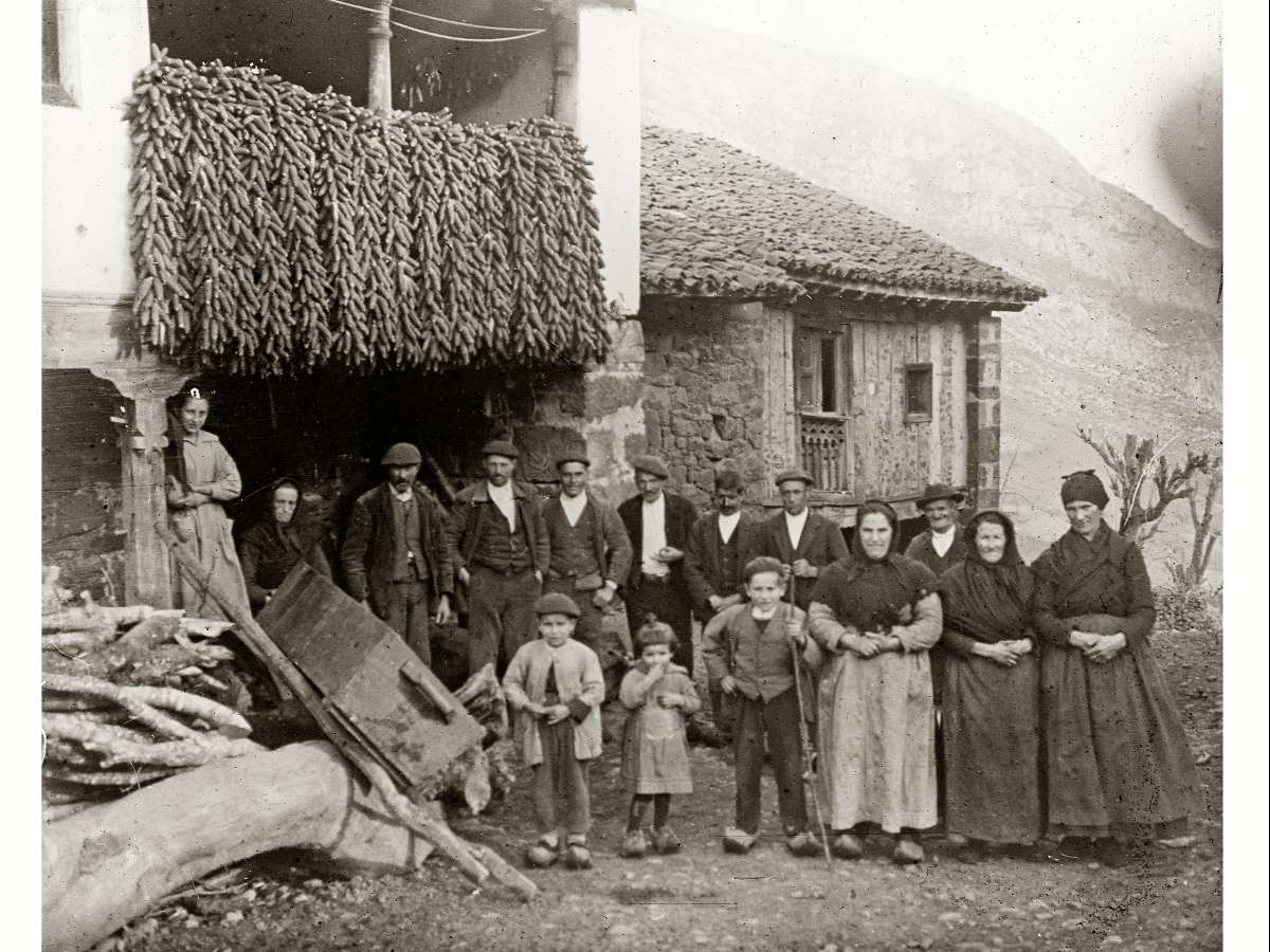 Celso Gómez Argüelles. Campesinos en Viego, Ponga, 1920