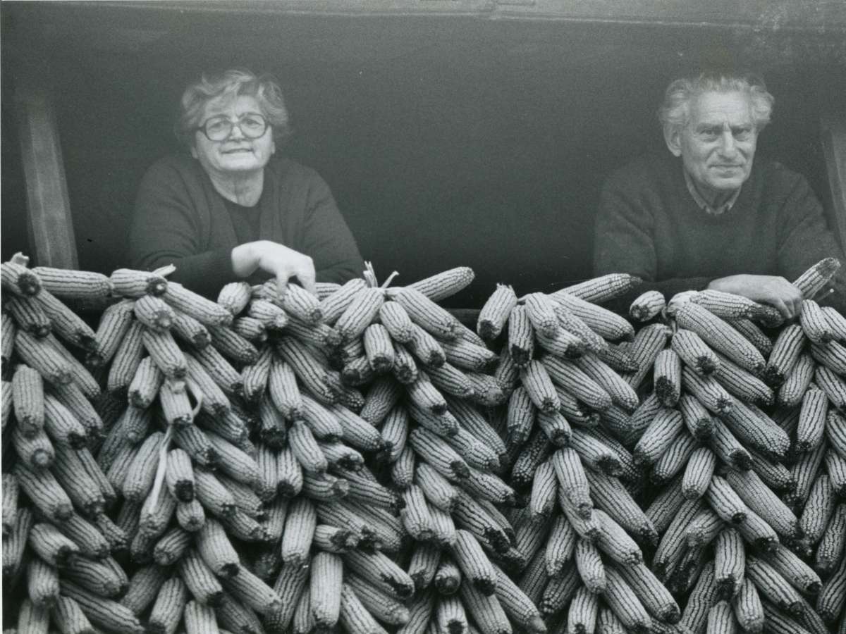 Fernando Robles. Campesinos en el corredor de su panera, concejo de Carreño, 1990